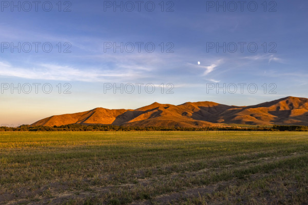 USA, Idaho, Bellevue, Field and hills at sunset
