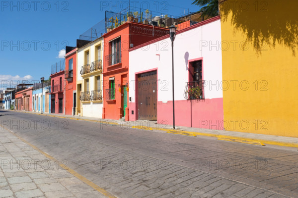 Mexico, Oaxaca, Oaxaca City, Row of colorful houses and empty street