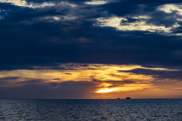 Costa Rica, Guanacaste, Playa Flamingo, Dramatic sky above calm sea oat sunset