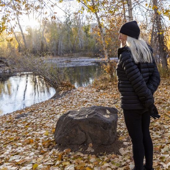 USA, Idaho, Bellevue, Woman facing Big Wood River on autumn day