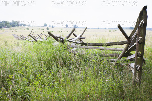 USA, Pennsylvania, Gettysburg, Fence in grassy field at Cemetery Ridge