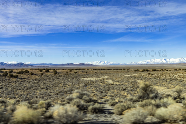 USA, Idaho, Bellevue, Grassy field with snow covered mountains in distance