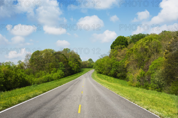 USA, Tennessee, Primm Springs, Empty Natchez Trace Parkway in summer