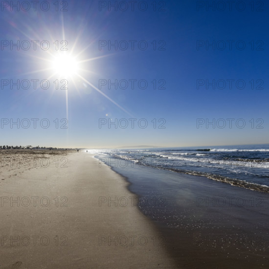 USA, California, Santa Monica, Morning sun on clear sky above Santa Monica Beach