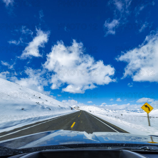 USA, Idaho, Fairfield, Empty Idaho Highway 20 in winter seen from car