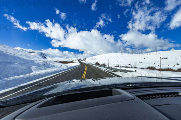 USA, Idaho, Fairfield, Empty Idaho Highway 20 in winter seen from car