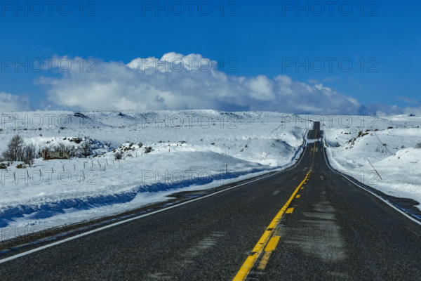 USA, Idaho, Fairfield, Empty Idaho Highway 20 in winter