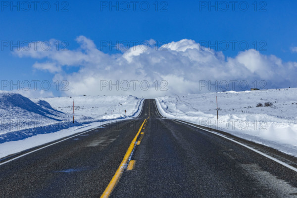 USA, Idaho, Fairfield, Empty Idaho Highway 20 in winter