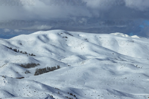 USA, Idaho, Fairfield, Clouds above snow covered fields