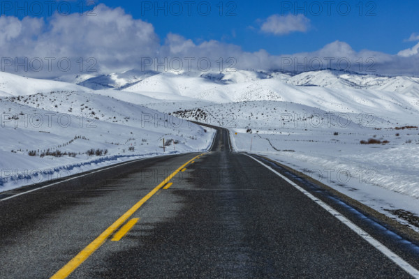 USA, Idaho, Fairfield, Empty Idaho Highway 20 in winter