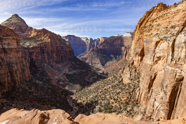 USA, Utah, Zion Canyon from lookout point on canyon overlook trail in Zion National Park
