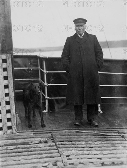 Le capitaine de l’une des navettes chargées de transborder les passagers embarquant sur le RMS Titanic, à Queenstown (Cobh), le port irlandais n’étant pas assez profond pour accommoder la taille du paquebot. (Photo par Fr Browne SJ Collection/Universal Images Group). Restriction: exclut toute exploitation cinématographique, télévisuelle et sur support DVD, ou utilisation dans le cadre d’une exposition sur le Titanic, sans consentement préalable écrit. (Photo by Father Browne/Universal Image Group).