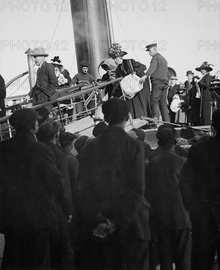 Passagers du RMS Titanic débarquant du transbordeur America, à Queenstown (Cobh), en Irlande