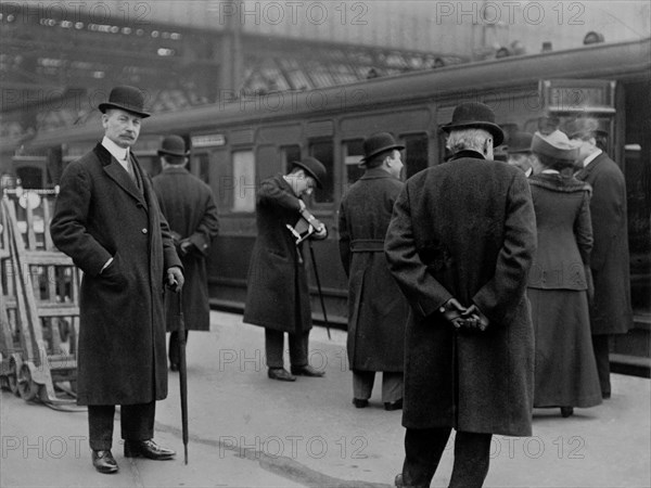 Passagers prenant le train pour Southampton, afin de rejoindre le RMS Titanic
