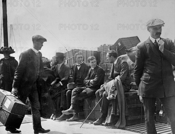 Émigrants attendant d’embarquer à bord d’un paquebot transatlantique