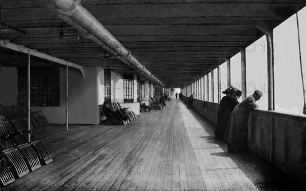 Passagers prenant l’air sur le pont "A" du RMS Olympic