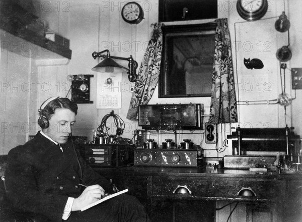 L’opérateur Brent au travail, dans la salle de radio du RMS Olympic