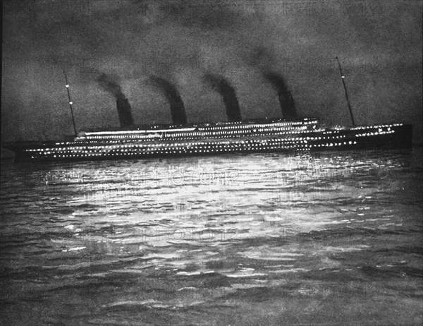 Illustration représentant le RMS Titanic, vu de nuit, lors de sa seule et unique escale dans le port français de Cherbourg, le soir du 10 avril 1912. Construit par Harland & Wolff, à Belfast (Irlande), en 1910-1911, le RMS Titanic sombra après avoir heurté un iceberg, le 15 avril 1912, au large de Terre-Neuve, lors de son voyage inaugural de Southampton (Angleterre) à New York (USA), entraînant la perte de 1522 passagers et membres d’équipage. (Photo par Fr Browne SJ Collection/Universal Images Group). Restriction: exclut toute exploitation cinématographique, télévisuelle et sur support DVD, ou utilisation dans le cadre d’une exposition sur le Titanic, sans consentement préalable écrit. (Photo by Father Browne/Universal Image Group).