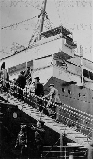 Passagers embarquant à bord du RMS Haverford, à Queenstown (Cobh), en Irlande