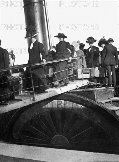 Passagères du RMS Titanic débarquant du transbordeur "America", à Queenstown en Irlande