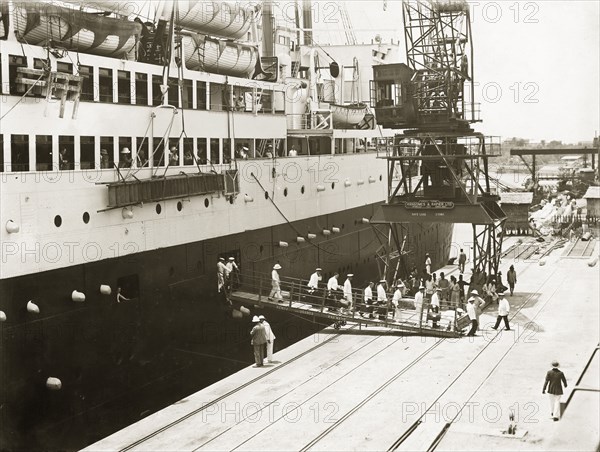 Disembarkation from SS Franconia. Crew and passengers disembark from SS Franconia at Kilindini harbour. Mombasa, Kenya, circa 1930. Mombasa, Coast, Kenya, Eastern Africa, Africa.