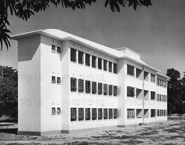 Railway housing, Mombasa. A publicity photograph from the East African Railways and Harbours Administration (EAR&H) showing a new company apartment block for housing junior staff. Mombasa, Kenya, circa 1960. Mombasa, Coast, Kenya, Eastern Africa, Africa.