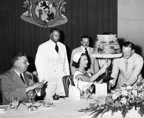 Princess Margaret receives a lamp. A publicity photograph from the East African Railways and Harbours Administration (EAR&H) showing Princess Margaret, the younger sister of Queen Elizabeth II, examining a desk lamp given as a gift by railway officials. Nairobi, Kenya, 19 October 1956. Nairobi, Nairobi Area, Kenya, Eastern Africa, Africa.