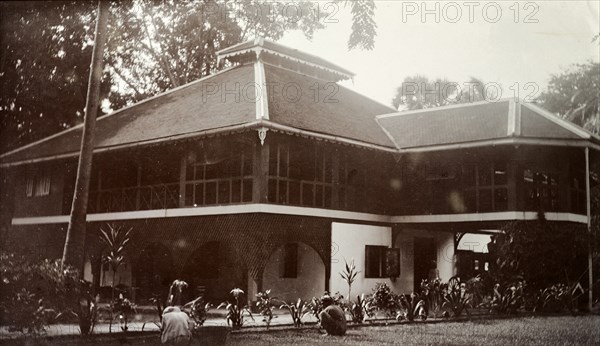 Colonial bungalow, Burma (Myanmar). Servants at work tending flowerbeds beside the driveway of a large colonial bungalow. Burma (Myanmar), 7 August 1912. Burma (Myanmar), South East Asia, Asia.