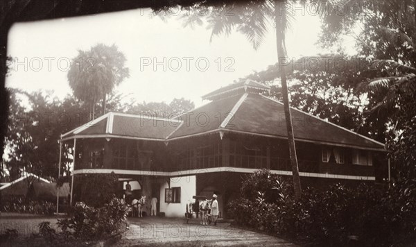 Colonial bungalow, Burma (Myanmar). Horse-drawn carriages wait in the driveway outside a large colonial bungalow. Burma (Myanmar), 7 August 1912. Burma (Myanmar), South East Asia, Asia.