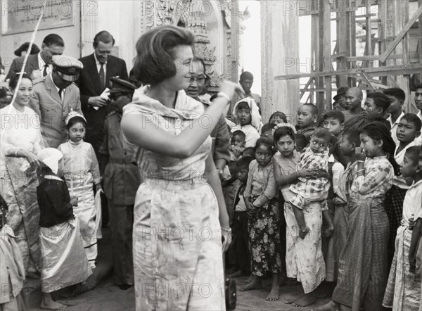 Princess Alexandra of Kent visits Mandalay. Princess Alexandra of Kent turns to wave to a crowd of Burmese children during a visit to Mandalay. Mandalay, Burma (Myanmar), circa 1960. Mandalay, Mandalay, Burma (Myanmar), South East Asia, Asia.