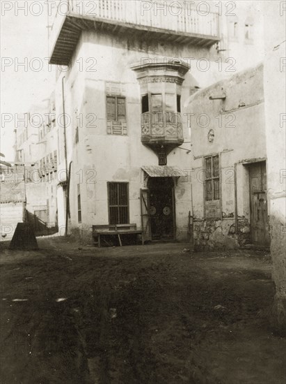 Suakin building. An unusual building located in Suakin, displaying an decorative bay or oriel window and balcony. Suakin, Sudan, circa 1925. Suakin, Red Sea, Sudan, Eastern Africa, Africa.