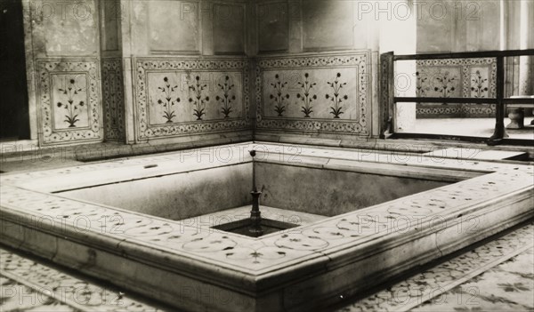Royal bath, Delhi Fort. Floral patterns decorate the room housing the royal bath, built from marble and coloured stone at the Delhi Fort complex. Delhi, India, circa 1954. Delhi, Delhi, India, Southern Asia, Asia.