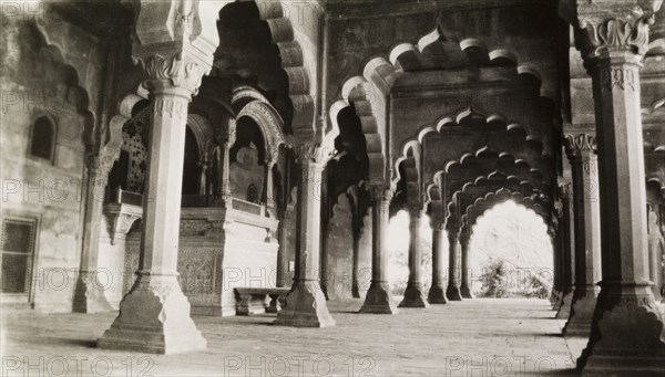 Diwan-i-Am, Delhi Fort. Interior shot of the Diwan-i-Am, a large pavilion constructed for public imperial audiences at Fort Delhi featuring an ornate throne-balcony from which the Emperor would address his subjects. Delhi, India, circa 1954. Delhi, Delhi, India, Southern Asia, Asia.