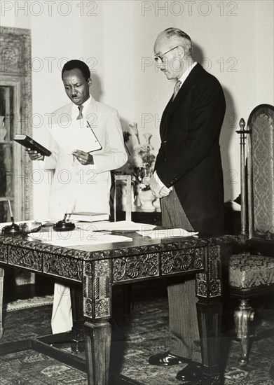 Nyerere takes an oath. Official publicity shot for the Tanganyikan government. Dr Julius Kambarage Nyerere (1922-99) takes an oath on becoming Prime Minister of a newly independent Tanganyika. Tanganyika (Tanzania), December 1961. Tanzania, Eastern Africa, Africa.