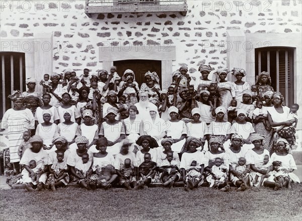 Patients at the Maternity Institute of Abeokuta. A large number of Nigerian women pose for a group portrait with their babies outside the Maternity Institute of Abeokuta. Three European doctors sit at the centre of the group, including Dr Greta Lowe-Jellicoe (left), who worked as a medical missionary in Nigeria between 1926 and 1935. Abeokuta, Ogun State, Nigeria, 1929. Abeokuta, Ogun, Nigeria, Western Africa, Africa.