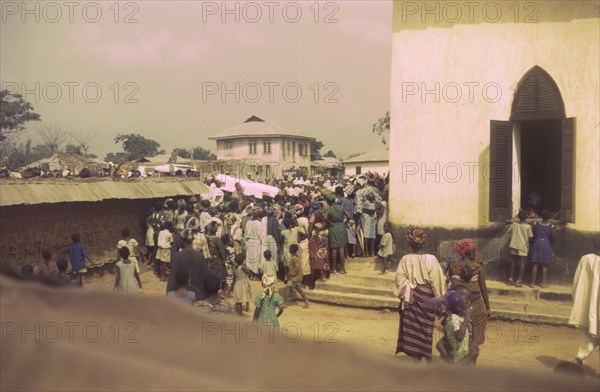 Bishop Osanyin's funeral. Crowds gather outside a church for the funeral of Bishop Osanyin. Ijebu-Ijesha, Nigeria, circa 1970. Ijebu-Ijesha, Ogun, Nigeria, Western Africa, Africa.