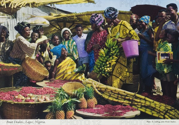 Fruit traders, Nigeria. A colourful tourist postcard depicts a busy outdoors market scene with several fruit traders vying for business. Lagos, Nigeria, circa 1975. Lagos, Lagos, Nigeria, Western Africa, Africa.