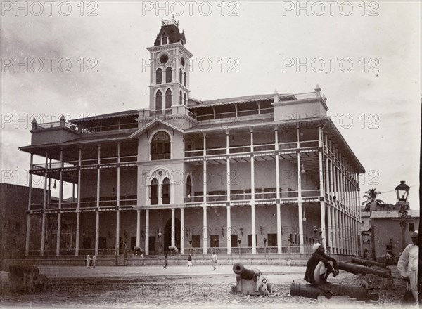 Sultan's Palace, Zanzibar. The unusual design of the four-storeyed Sultan's Palace in Zanzibar. Pillars on the building support balconies running around all of its four sides. Mounted cannons can be seen in the courtyard below. Zanzibar (Tanzania), 1906. Zanzibar Town, Zanzibar Urban/West, Tanzania, Eastern Africa, Africa.