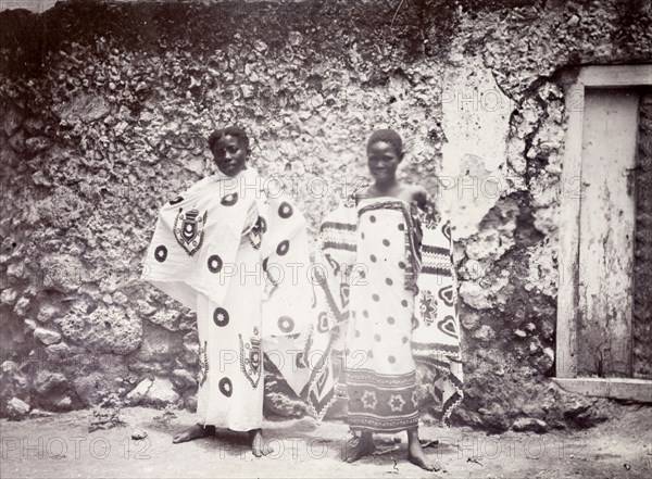 Zanzibar women. Portrait of two Zanzibar women dressed in patterned wrap-around robes. Zanzibar (Tanzania), 1906. Zanzibar Town, Zanzibar Urban/West, Tanzania, Eastern Africa, Africa.