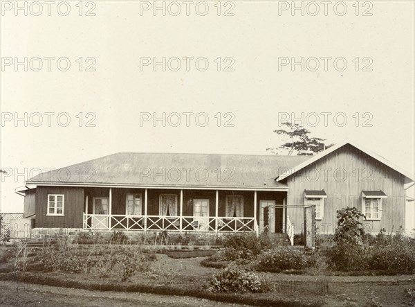 PMO bungalow. A single storey building identified in the original caption as a 'PMO bungalow'. Nairobi, British East Africa (Kenya), 1906. Nairobi, Nairobi Area, Kenya, Eastern Africa, Africa.