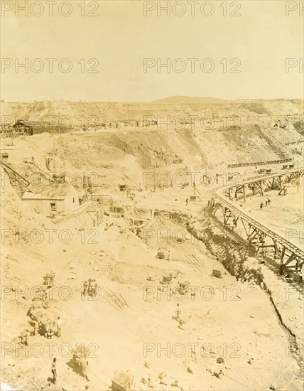 Overhead view of the Premier Diamond Mine. Overhead view of the Premier Diamond Mine, showing labourers at work and a raised railway track. Cullinan, South Africa, circa 1907. Cullinan, Gauteng, South Africa, Southern Africa, Africa.