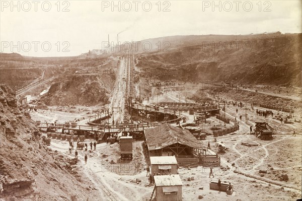 View of Premier Diamond Mine. Overhead view of the Premier Diamond Mine, showing labourers busy at work and lines of rail carts. Cullinan, South Africa, circa 1907. Cullinan, Gauteng, South Africa, Southern Africa, Africa.