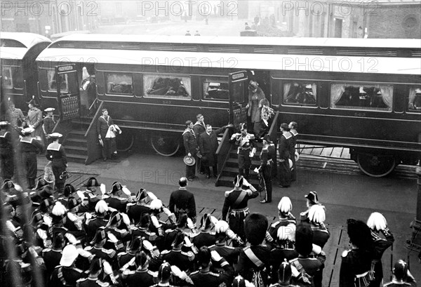 King George V arrives in Portsmouth. King George V and Queen Mary alight from the royal train at Portsmouth station on the first leg of their journey to India for the Coronation Durbar at Delhi. Portsmouth, England, November 1911. Portsmouth, Hampshire, England (United Kingdom), Western Europe, Europe .