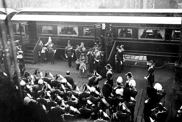 Royal entourage at Portsmouth. King George V and Queen Mary arrive at Portsmouth station on the first leg of their journey to India for the Coronation Durbar at Delhi. They are accompanied by dignitaries and various members of the royal family. Portsmouth, England, November 1911. Portsmouth, Hampshire, England (United Kingdom), Western Europe, Europe .