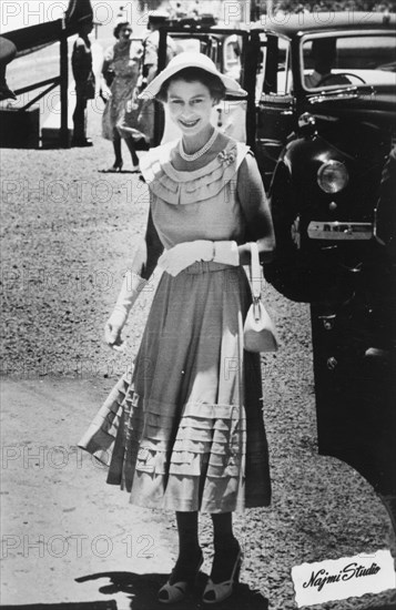 Queen Elizabeth II visiting Aden, 1954. Queen Elizabeth II smiles for the camera after arriving in a convoy of cars at a function in Aden, which she visited as part of a royal tour of the Commonwealth between November 1953 and May 1954. Aden, Yemen, 27 April 1954. Aden, Adan, Yemen, Middle East, Asia.