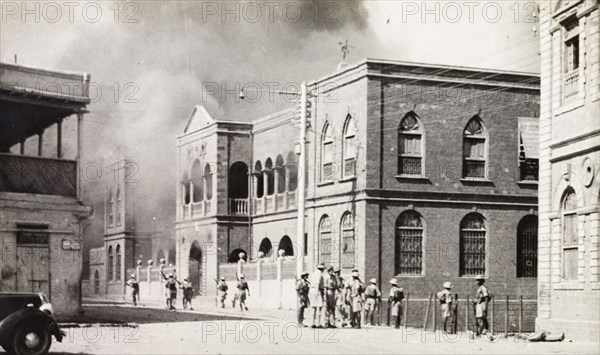 Riot damage in Aden, 1947. Smoke engulfs a building in the Jewish quarter of Aden, during the Arab riots that took place between 1-3 December 1947 in response to the United Nations Partition Plan for Palestine. Aden, Yemen, December 1947. Aden, Adan, Yemen, Middle East, Asia.