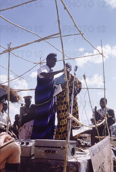 Kenneth Kaunda at United National Independence Party rally. Kenneth Kaunda (born 1924) steps up to the microphone to address a crowd of United National Independence Party supporters at a political rally. Kitwe, Northern Rhodesia (Zambia), circa 1962. Nkana-Kitwe, Copperbelt, Zambia, Southern Africa, Africa.