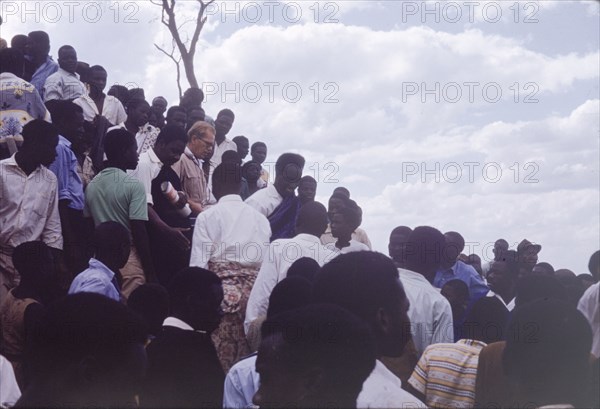 Kenneth Kaunda at United National Independence Party rally. Kenneth Kaunda (born 1924), President of the United National Independence Party, walks through a crowd of UNIP supporters at a political rally. Kitwe, Northern Rhodesia (Zambia), circa 1962. Nkana-Kitwe, Copperbelt, Zambia, Southern Africa, Africa.
