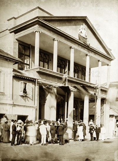 Barclays Bank, Nigeria. An audience gathers to watch the Governor of Nigeria, H.E Sir Hugh Clifford, open a new branch of Barclays Bank in the centre of town. Lagos, Nigeria, circa 1925. Lagos, Lagos, Nigeria, Western Africa, Africa.