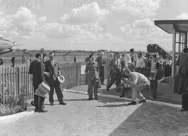 Ava and Frank pose for photos. Hollywood couple Ava Gardner and Frank Sinatra pose for a photographer on their arrival at Eastleigh airport. Gardner was due to play a lead role in 'Mogambo', a John Ford film being shot on location in Kenya. Nairobi, Kenya, 7 November 1952. Nairobi, Nairobi Area, Kenya, Eastern Africa, Africa.